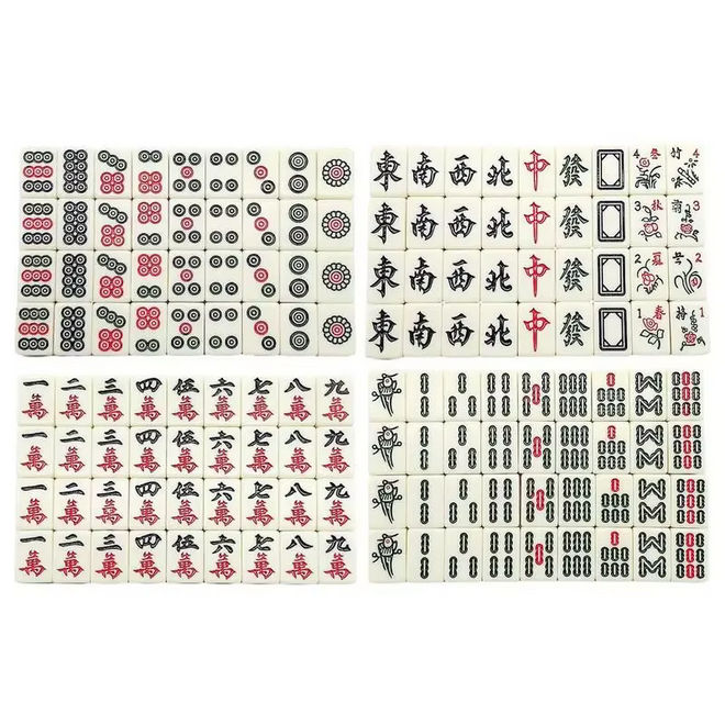 Ensemble de backgammon et d'échecs marron