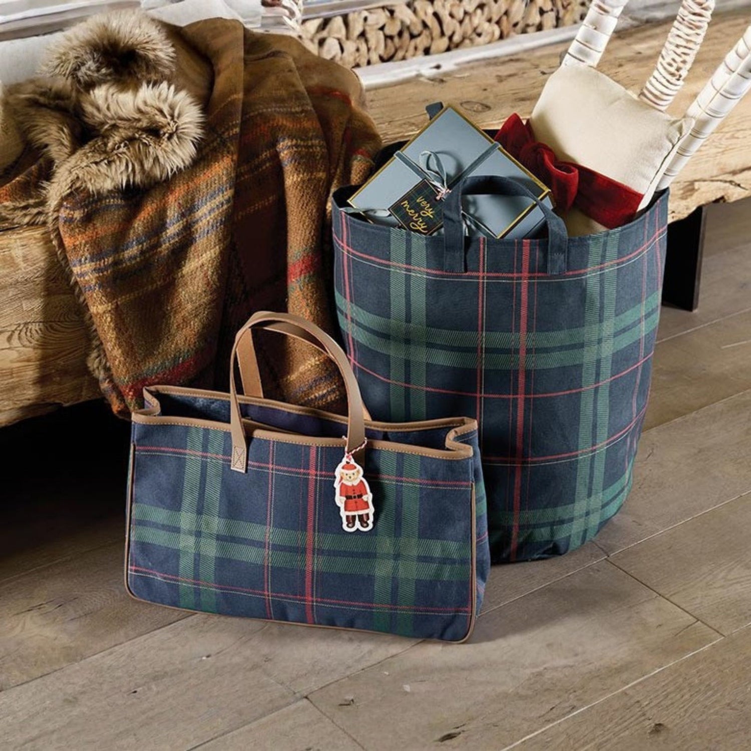 A classic plaid never goes out of fashion. Designed with a sophisticated navy tartan pattern and durable canvas construction, this roomy tote effortlessly combines style and practicality.