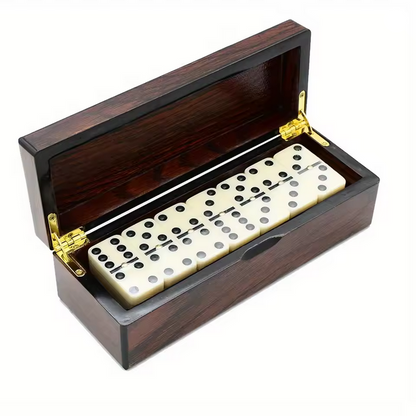 Ensemble de backgammon et d'échecs marron