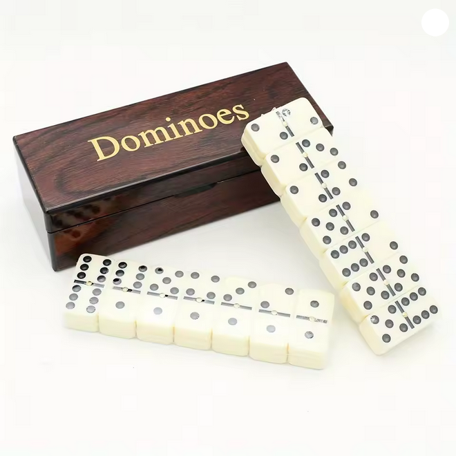 Ensemble de backgammon et d'échecs marron
