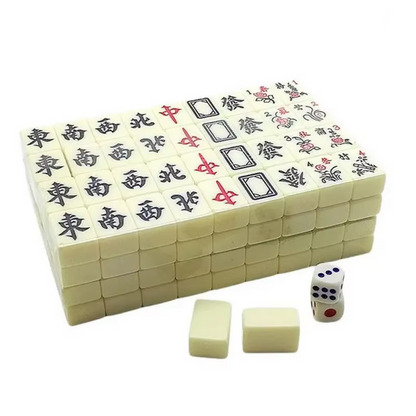 Ensemble de backgammon et d'échecs marron
