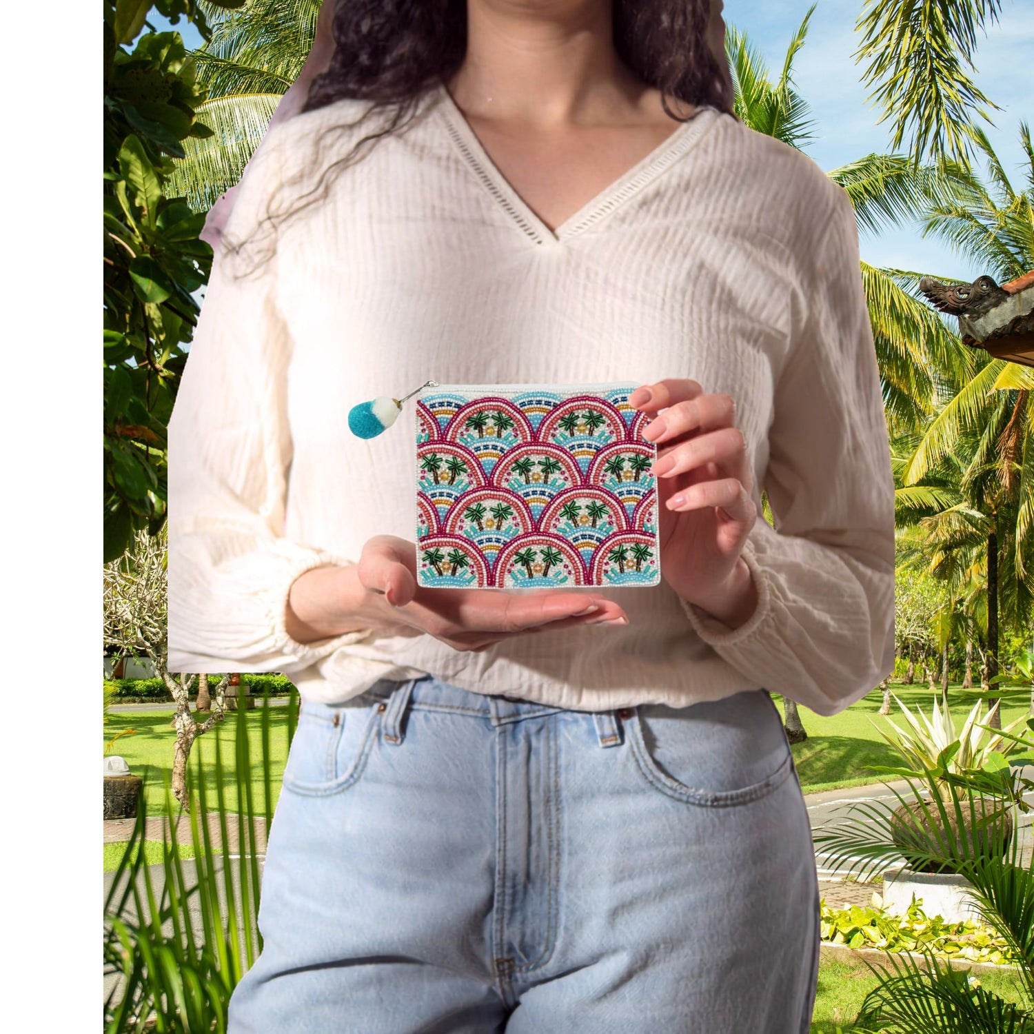 Bring vacation vibes wherever you go with this beautifully hand-beaded coin purse